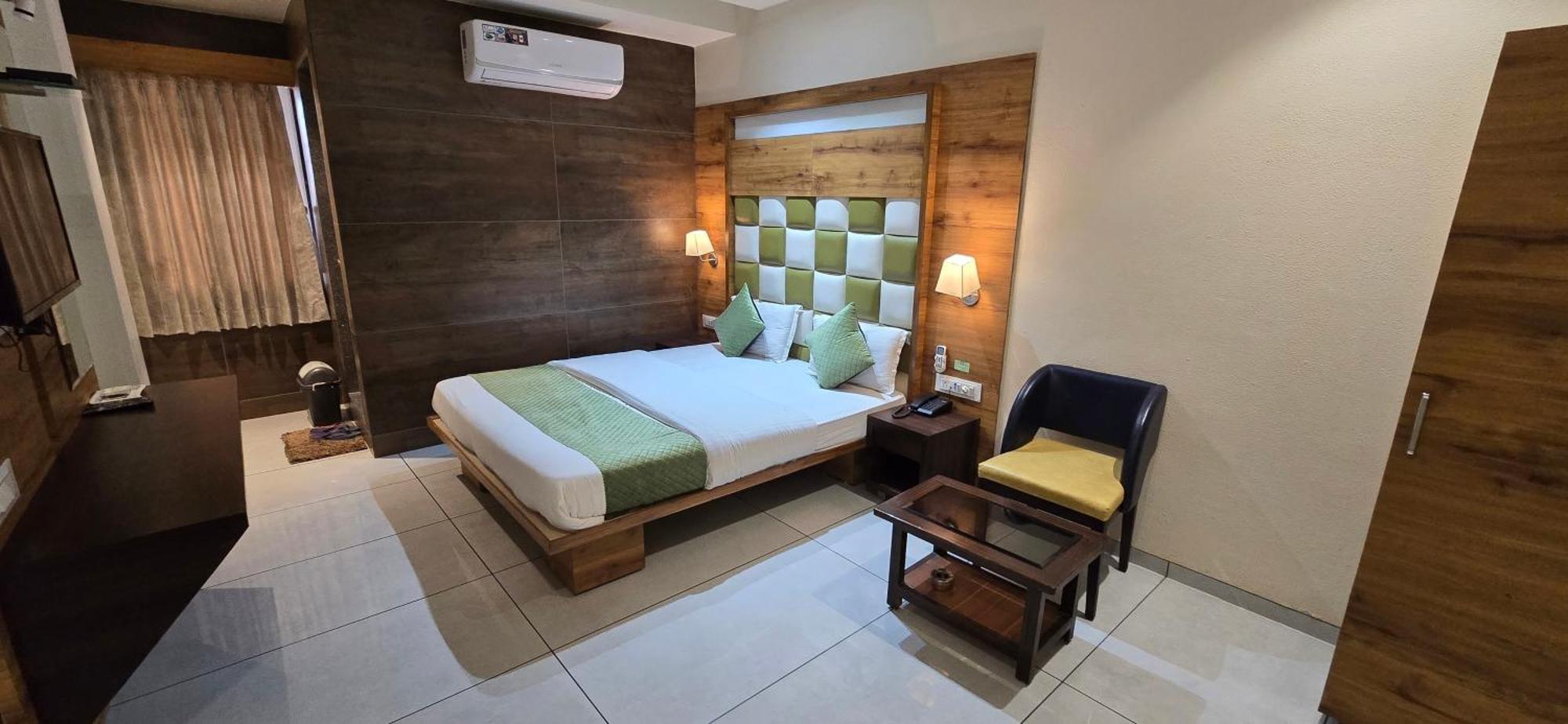 Hotel Viram Pardi Exterior photo